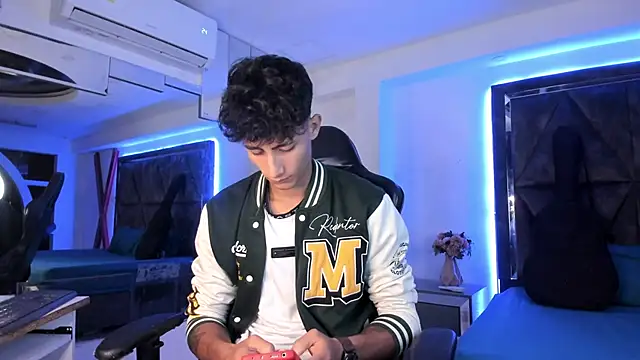 Snapshot of MaxiimoRomano_ chatting on 03/31/26, 01:00 MaxiimoRomano online show from 03/31/26, 01:00