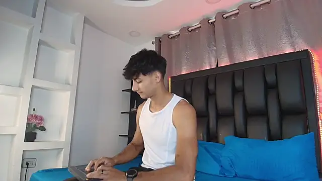 MaxiimoRomano  online show from 06/17/26, 04:19