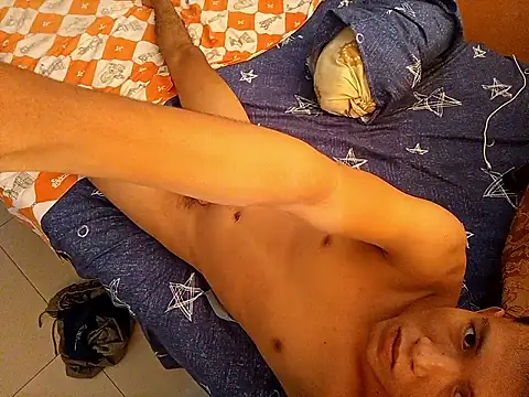 Snapshot of andreeww8989 chatting on 04/16/26, 11:44 andreeww8989 online show from 04/16/26, 11:44