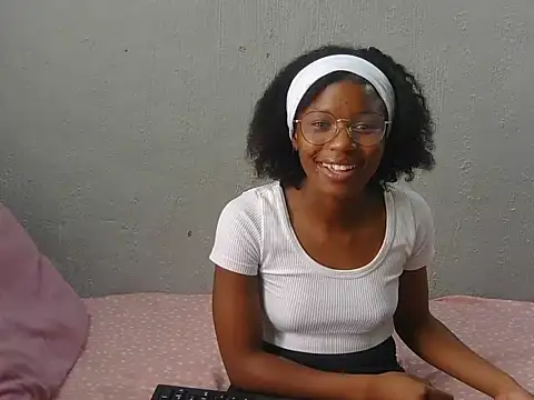 Snapshot of LittleVirginAngel chatting on 03/31/26, 12:05 LittleVirginAngel online show from 03/31/26, 12:05