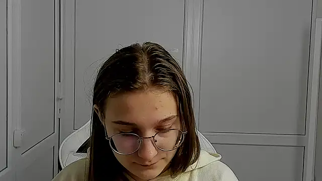 Mia kristal online show from 04/15/26, 07:04