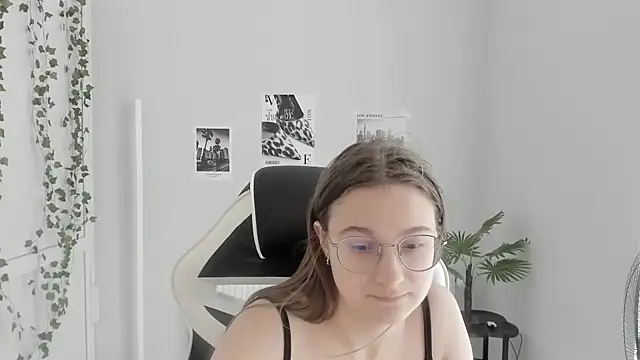 Mia kristal online show from 06/26/26, 08:41