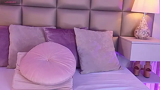 Snapshot of MiaNeill chatting on 04/01/26, 11:02 MiaNeill online show from 04/01/26, 11:02