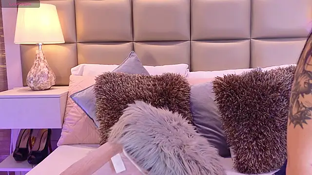 Snapshot of MiaNeill chatting on 04/06/26, 08:54 MiaNeill online show from 04/06/26, 08:54