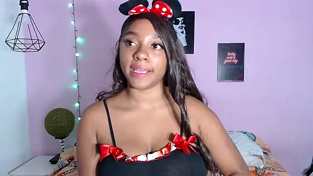 Snapshot of aisha_laurent chatting on 04/07/26, 02:17 aisha laurent online show from 04/07/26, 02:17