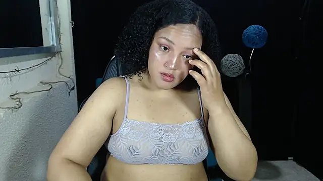 Snapshot of SofiaRoyal2308 chatting on 04/14/26, 04:18 SofiaRoyal2308 online show from 04/14/26, 04:18