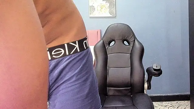 Snapshot of tom_strong1 chatting on 03/29/26, 12:10 tom strong1 online show from 03/29/26, 12:10