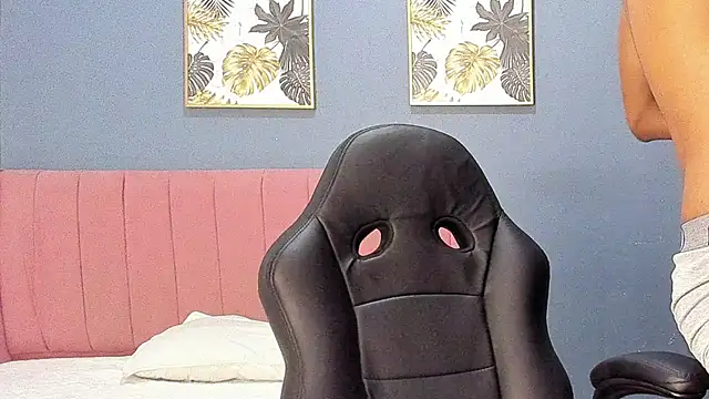 Snapshot of tom_strong1 chatting on 03/31/26, 12:01 tom strong1 online show from 03/31/26, 12:01