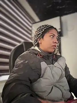 Snapshot of Laila_LS chatting on 04/15/26, 01:29 Laila LS online show from 04/15/26, 01:29