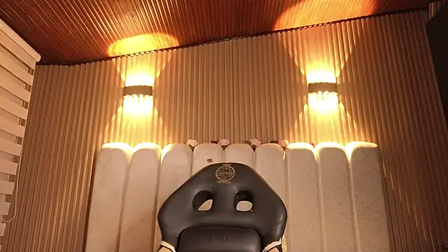 Melannyy V online show from 04/13/26, 12:43