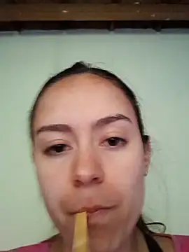 Isabelmotta  online show from 04/17/26, 08:12