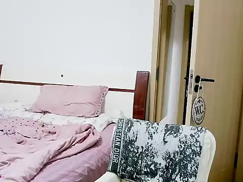 Snapshot of yueyue-99 chatting on 03/31/26, 12:38 yueyue-99 online show from 03/31/26, 12:38