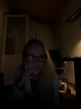 LizzieZ1975 online show from 06/06/26, 10:03