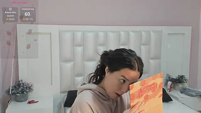 Snapshot of KylieLumi chatting on 03/28/26, 12:05 KylieLumi online show from 03/28/26, 12:05