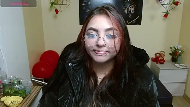 Snapshot of Miley_Clarck chatting on 04/14/26, 12:33 Miley Clarck online show from 04/14/26, 12:33