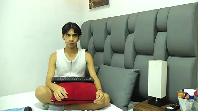  ArchieBlu  online show from 03/19/26, 07:34