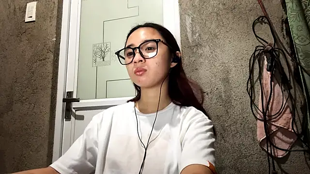 Snapshot of LenoraLacassagne chatting on 04/07/26, 03:01 LenoraLacassagne online show from 04/07/26, 03:01