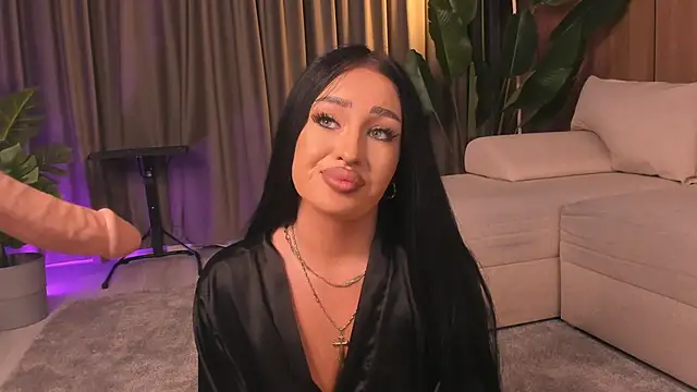 Snapshot of EmeraldKat chatting on 04/15/26, 08:09 EmeraldKat online show from 04/15/26, 08:09