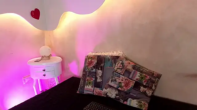 BellaRouxxx online show from 04/24/26, 12:07