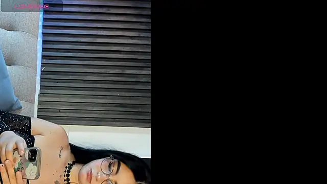 Snapshot of _emily_gilll_ chatting on 03/27/26, 08:08 emily gilll online show from 03/27/26, 08:08