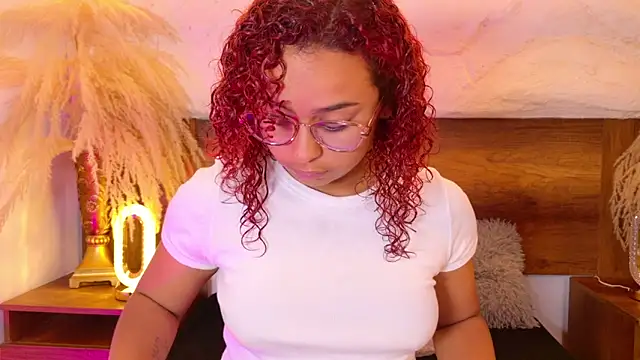 Snapshot of lara_curly chatting on 04/13/26, 10:10 lara curly online show from 04/13/26, 10:10