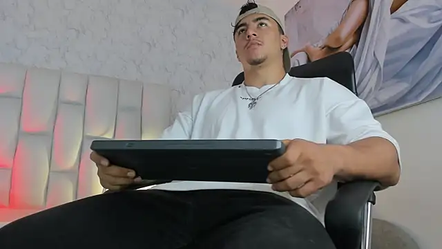 Snapshot of Zane_cruz chatting on 03/31/26, 11:43 Zane cruz online show from 03/31/26, 11:43