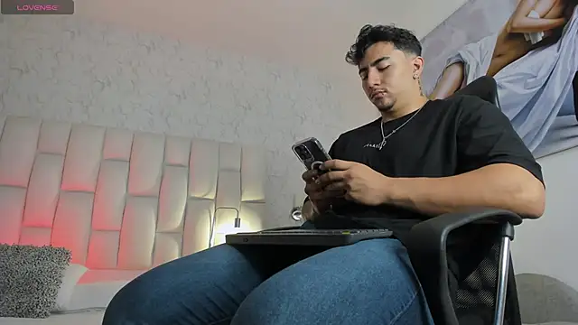 Snapshot of Zane_cruz chatting on 04/07/26, 12:05 Zane cruz online show from 04/07/26, 12:05