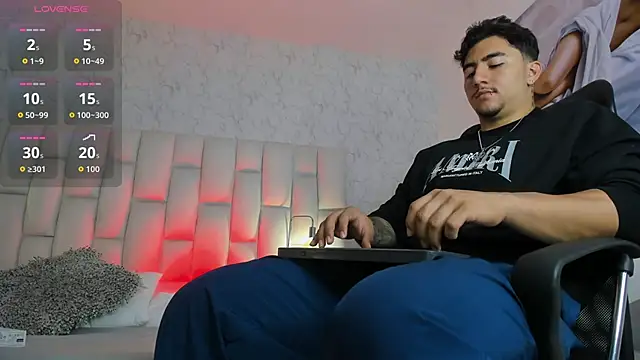 Snapshot of Zane_cruz chatting on 04/12/26, 12:43 Zane cruz online show from 04/12/26, 12:43