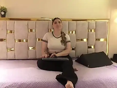 Snapshot of HELLEN_MARK chatting on 03/25/26, 11:38 HELLEN MARK online show from 03/25/26, 11:38