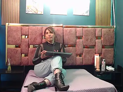 Snapshot of HELLEN_MARK chatting on 04/02/26, 11:30 HELLEN MARK online show from 04/02/26, 11:30