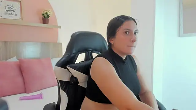 Snapshot of kira_relish chatting on 03/27/26, 01:00 kira relish online show from 03/27/26, 01:00