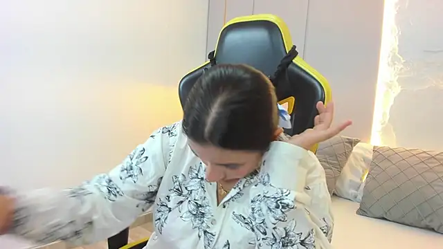 Snapshot of kira_relish chatting on 04/06/26, 11:33 kira relish online show from 04/06/26, 11:33