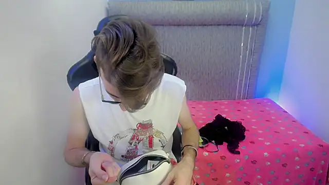 Snapshot of Dani_high chatting on 04/14/26, 12:00 Dani high online show from 04/14/26, 12:00