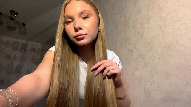 Snapshot of CarolineNine chatting on 04/02/26, 02:37 CarolineNine online show from 04/02/26, 02:37