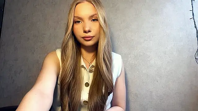 Snapshot of CarolineNine chatting on 04/09/26, 02:11 CarolineNine online show from 04/09/26, 02:11