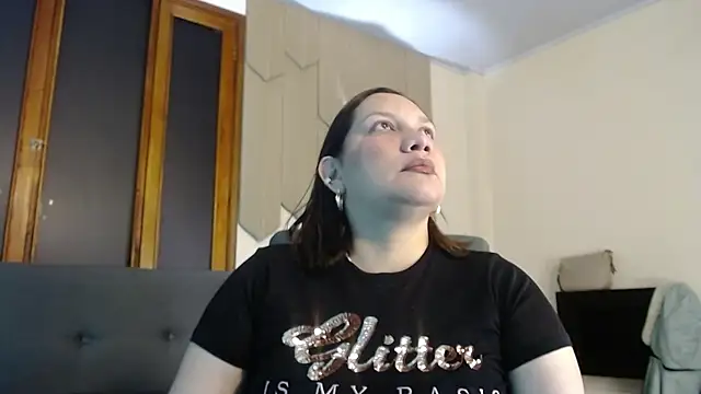 mia coral1 online show from 04/15/26, 03:24