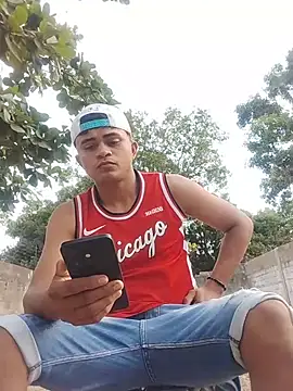 Snapshot of HOTRAINYGOLDEN chatting on 03/26/26, 12:00 HOTRAINYGOLDEN online show from 03/26/26, 12:00