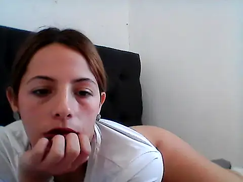 Snapshot of Andreakriss chatting on 04/07/26, 04:07 Andreakriss online show from 04/07/26, 04:07