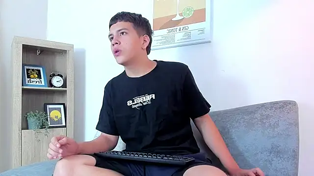 Snapshot of dennis_hills chatting on 03/27/26, 01:11 dennis hills online show from 03/27/26, 01:11