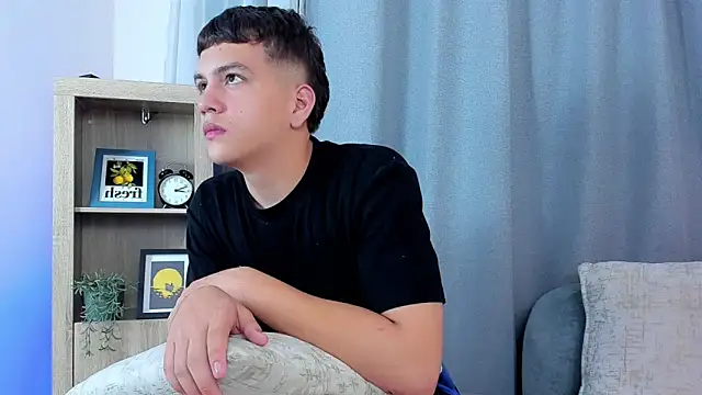 Snapshot of dennis_hills chatting on 03/30/26, 12:28 dennis hills online show from 03/30/26, 12:28