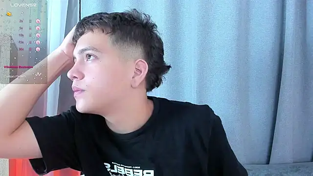 Snapshot of dennis_hills chatting on 04/02/26, 12:36 dennis hills online show from 04/02/26, 12:36