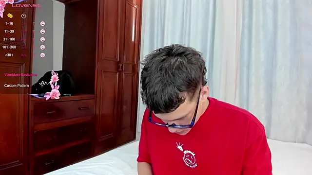 Snapshot of dennis_hills chatting on 04/10/26, 07:18 dennis hills online show from 04/10/26, 07:18