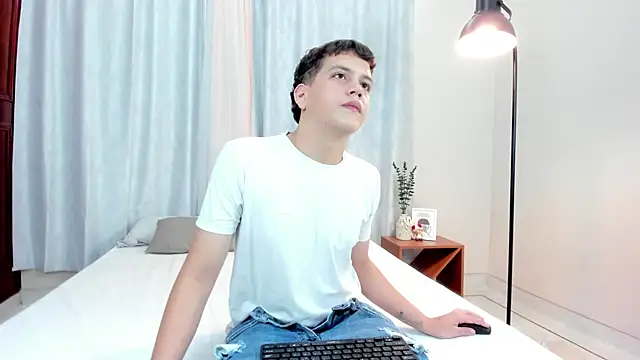 Snapshot of dennis_hills chatting on 04/11/26, 07:29 dennis hills online show from 04/11/26, 07:29