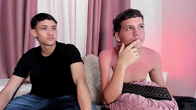 Snapshot of dennis_hills chatting on 04/15/26, 09:04 dennis hills online show from 04/15/26, 09:04