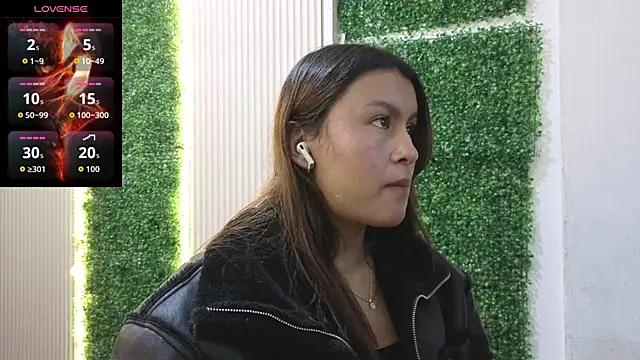 Snapshot of sara_blue13 chatting on 04/06/26, 01:45 sara blue13 online show from 04/06/26, 01:45