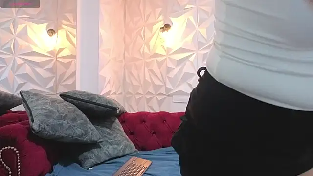 Snapshot of sara_blue13 chatting on 04/14/26, 06:14 sara blue13 online show from 04/14/26, 06:14