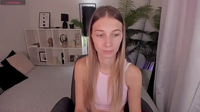 Snapshot of LauraPurr chatting on 07/16/26, 06:30 LauraPurr online show from 07/16/26, 06:30
