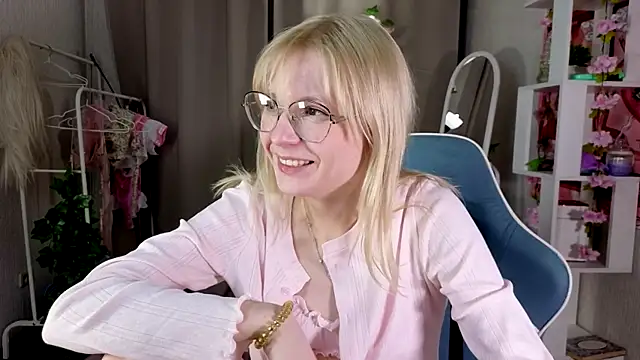 Snapshot of Swagline chatting on 04/11/26, 04:11 Swagline online show from 04/11/26, 04:11