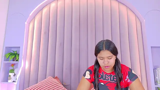 Snapshot of AhslyEvans__ chatting on 03/25/26, 11:38 AhslyEvans online show from 03/25/26, 11:38