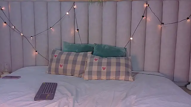 Snapshot of AhslyEvans__ chatting on 04/02/26, 12:03 AhslyEvans online show from 04/02/26, 12:03